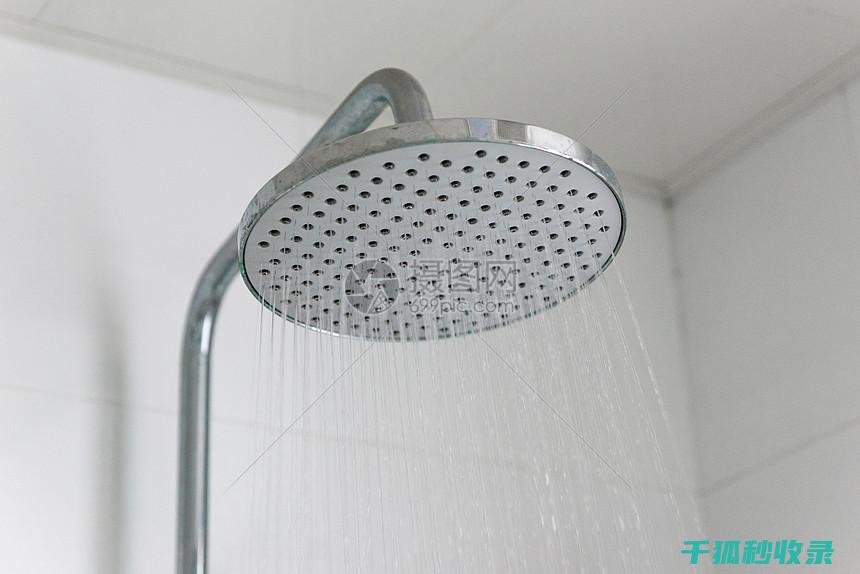 淋浴头水垢？这些清洁步骤能让你省时省力 (怎么清洗淋浴头水垢)